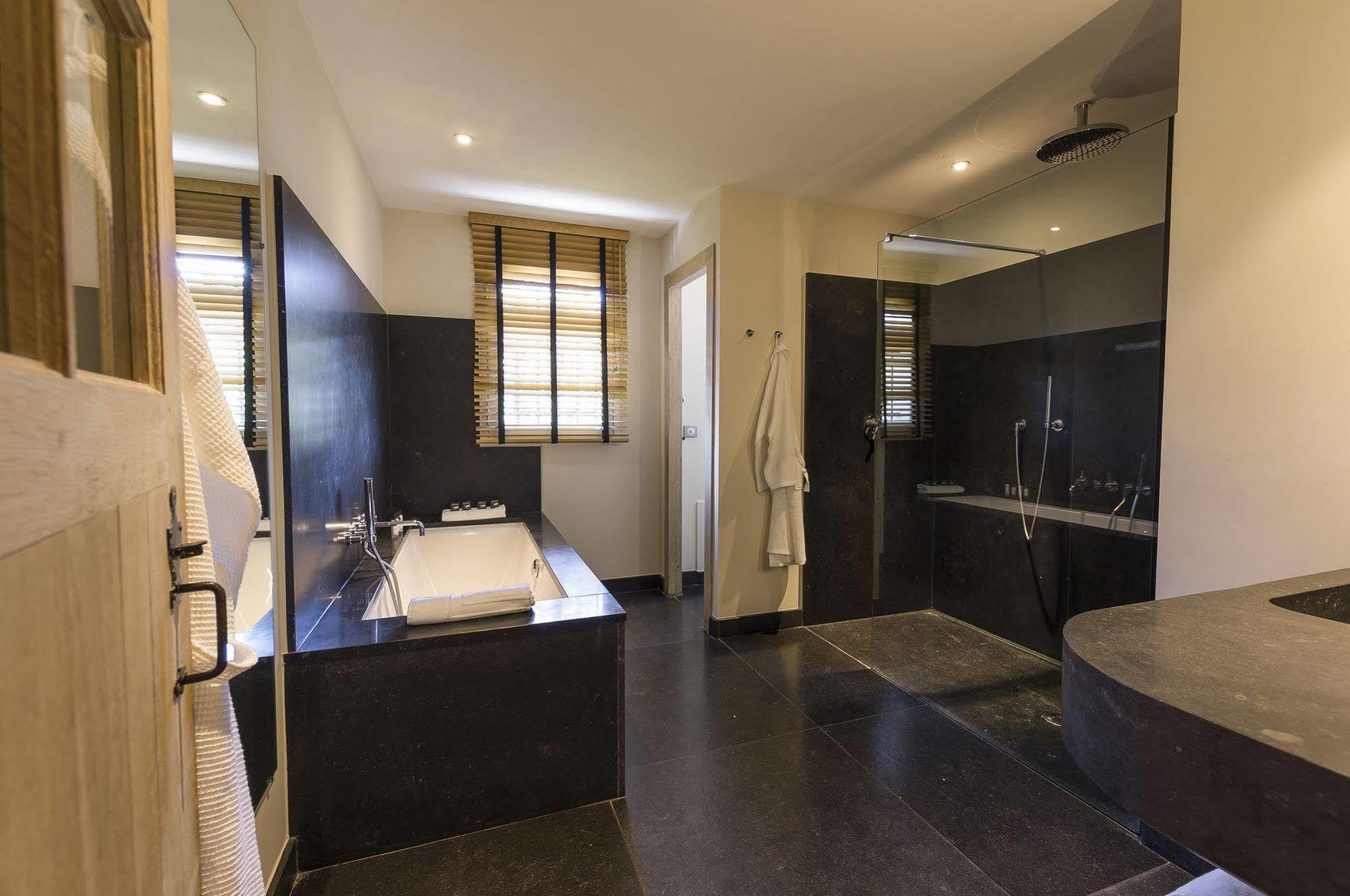 Chateau De Sable Guest House กาวาแลร์-ซูร์-แมร์ ภายนอก รูปภาพ