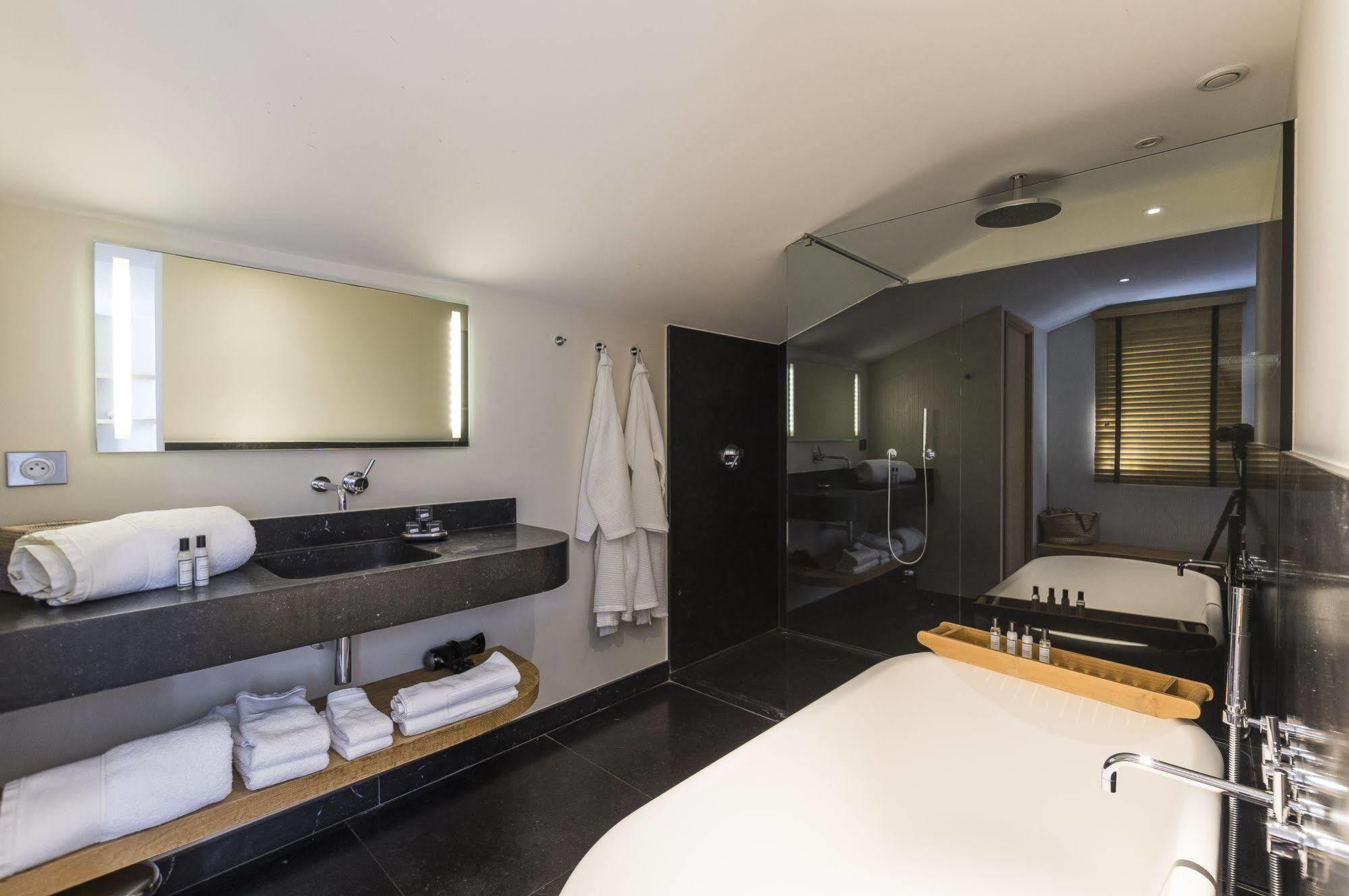 Chateau De Sable Guest House กาวาแลร์-ซูร์-แมร์ ภายนอก รูปภาพ